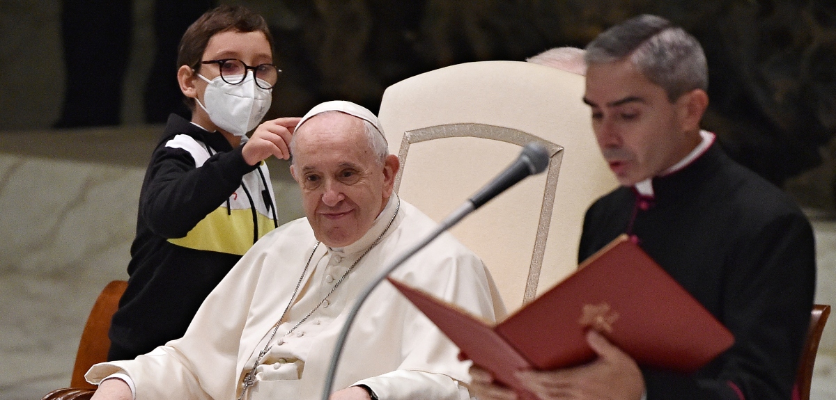 Niño pide solideo al papa durante audiencia general en el Vaticano: sumo pontífice tuvo gesto con él