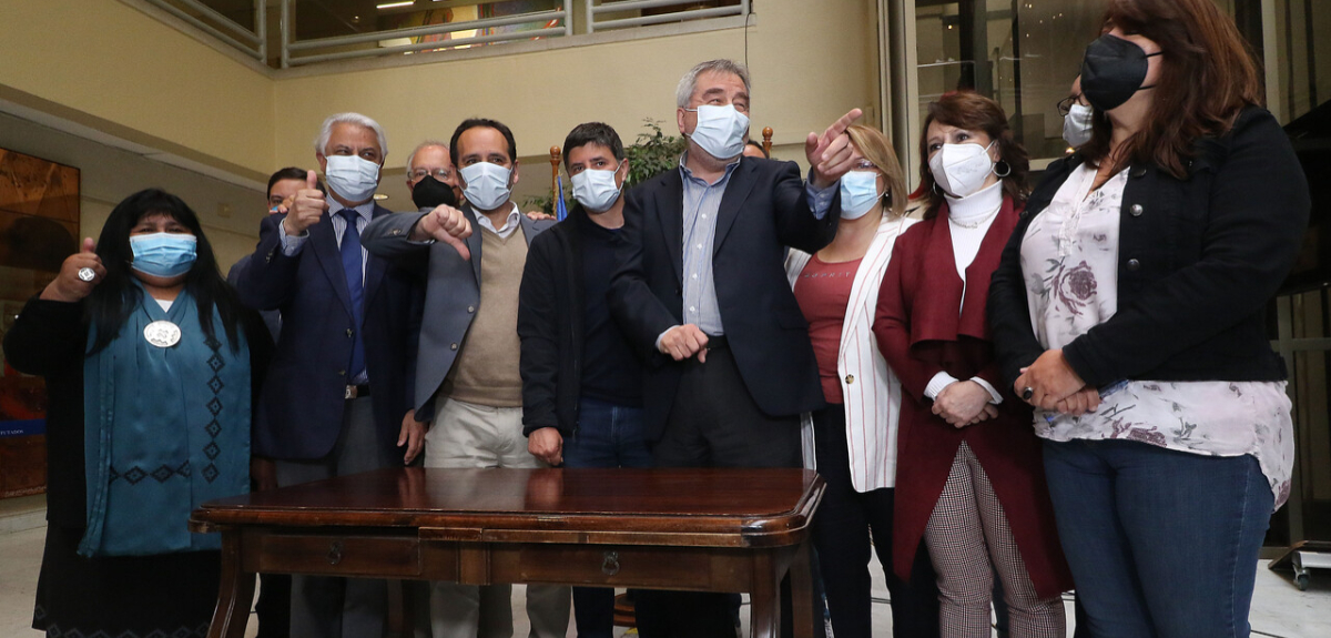 Diputados de oposición presentan acusación constitucional contra presidente Piñera