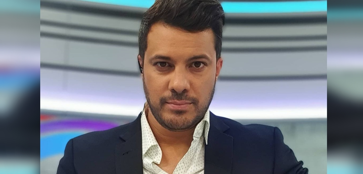 Periodista Simón Oliveros protagonizó accidente de tránsito en Ñuñoa: volcó su vehículo