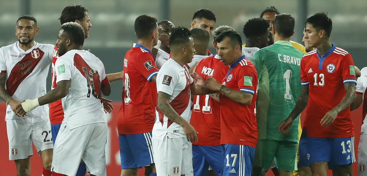 El tenso encontrón entre jugadores de Chile y Perú que dejó fuera a Gary Medel del próximo duelo