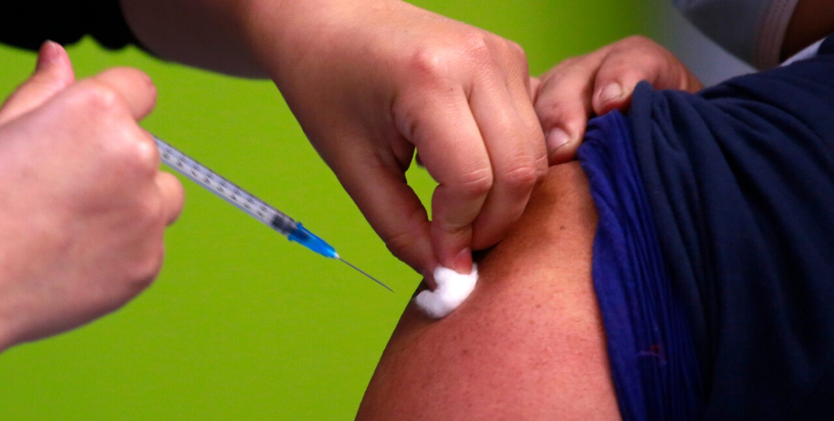 Daza anunció que mayores de 55 años vacunados con Sinovac podrán recibir tercera dosis de Pfizer