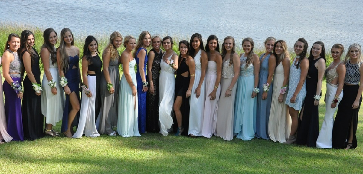 Vuelven las fiestas de fin de año: conoce las nuevas tendencias para vestidos de graduación