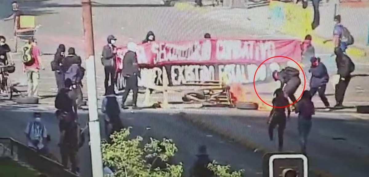 Encapuchado resulta quemado al intentar encender barricada en Santa Rosa con Alameda