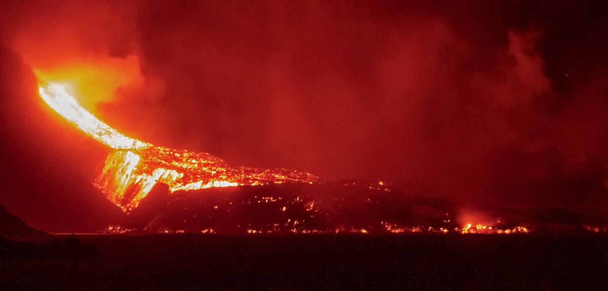 Imprudente reportero se quemó en plena transmisión al tocar lava del volcán de La Palma