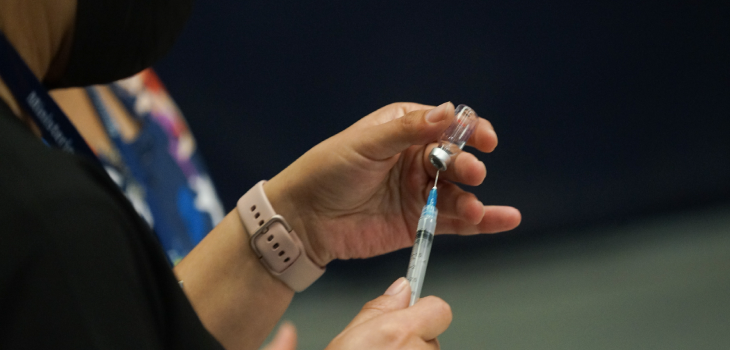 Ministro Paris afirmó que 90% de la población objetivo mayor de 18 años completó vacunación