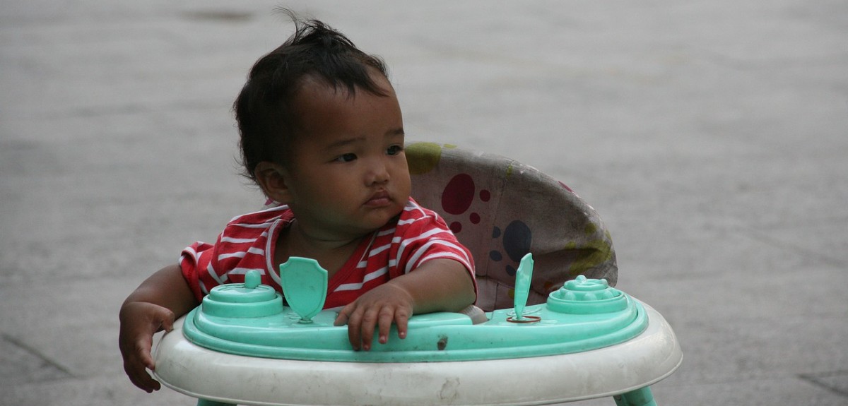 Especialista enumera los serios riesgos del uso de andador en bebés: “No lo recomiendo”