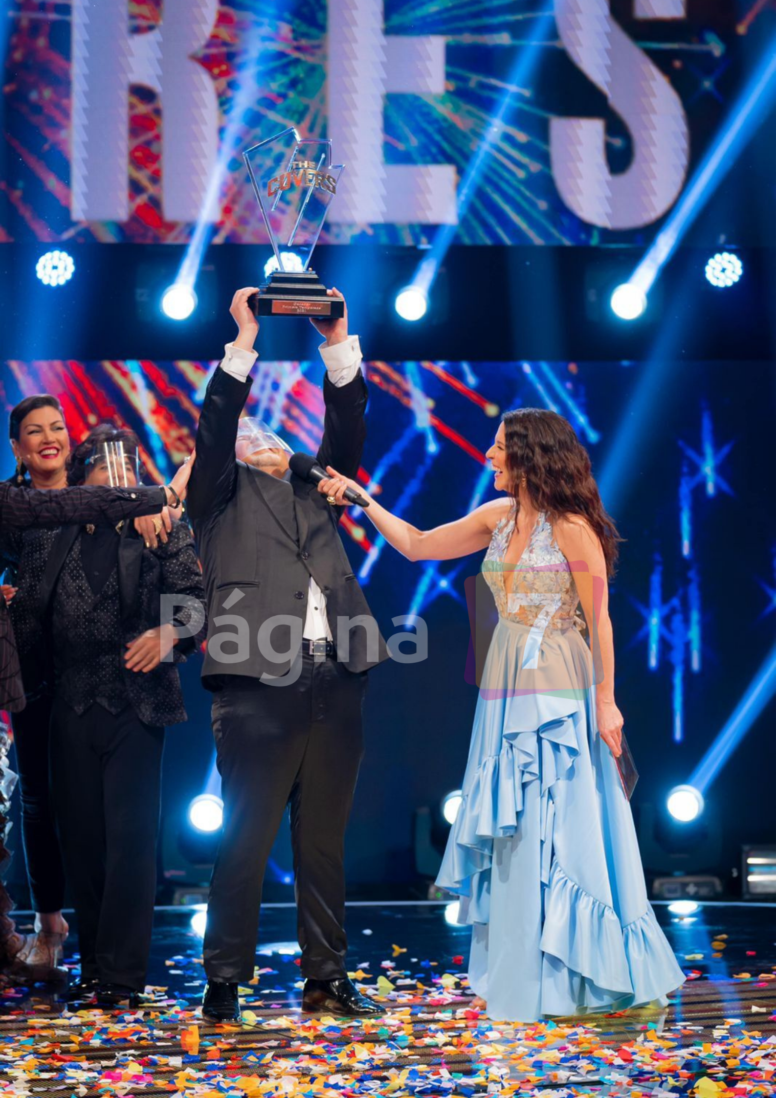 The Covers Andrés Sáez sosteniendo el trofeo