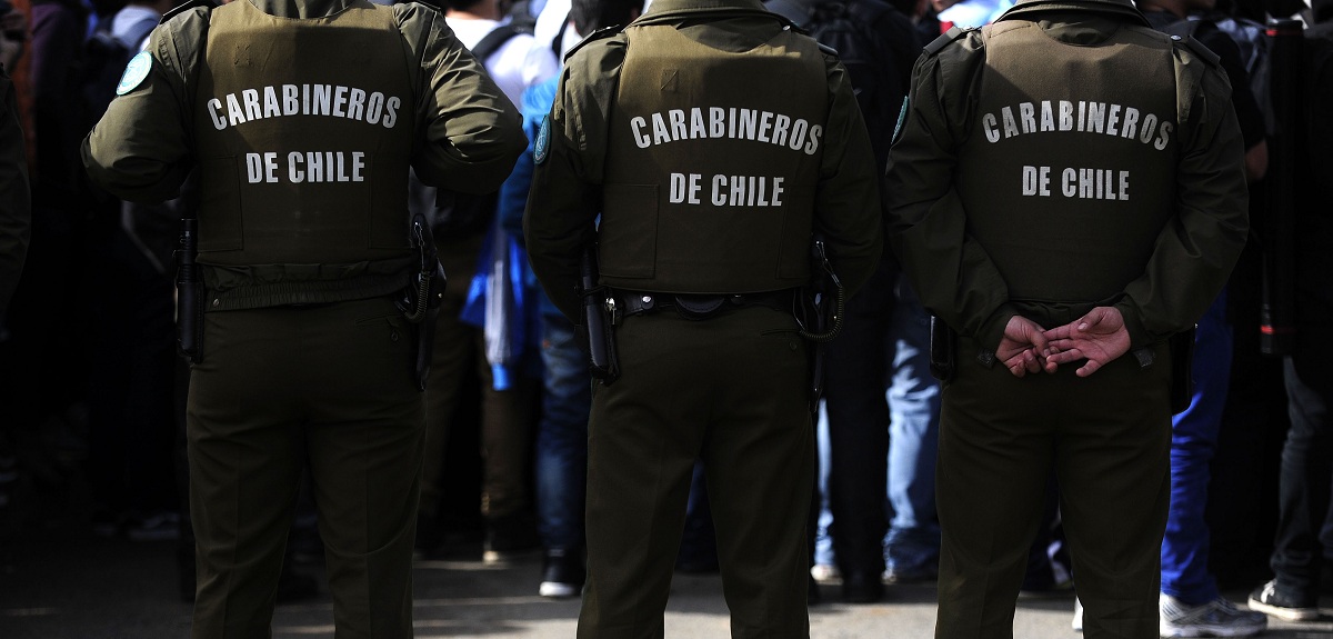 Carabinero de civil acusado de grabar debajo de falda de votante quedó libre: su teléfono fue clave