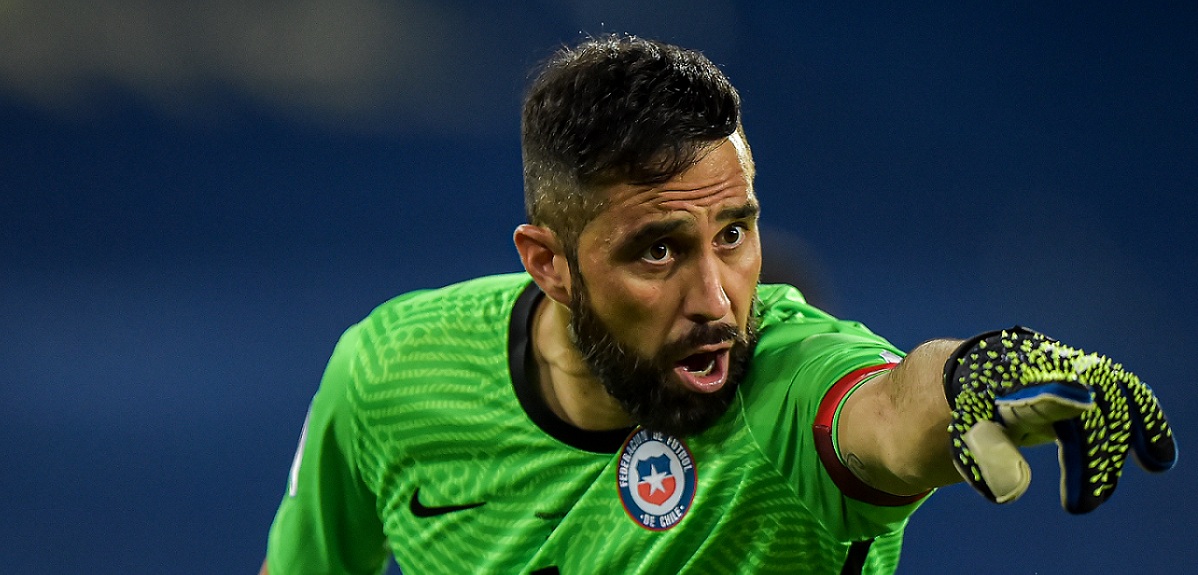 Totalmente rubio: Claudio Bravo sorprendió con inesperado y radical cambio de look