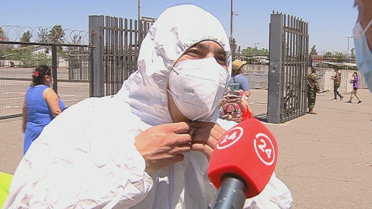 Seguidor de la ‘U’ sorprendió con singular vestimenta tras ir a votar al Estadio Monumental