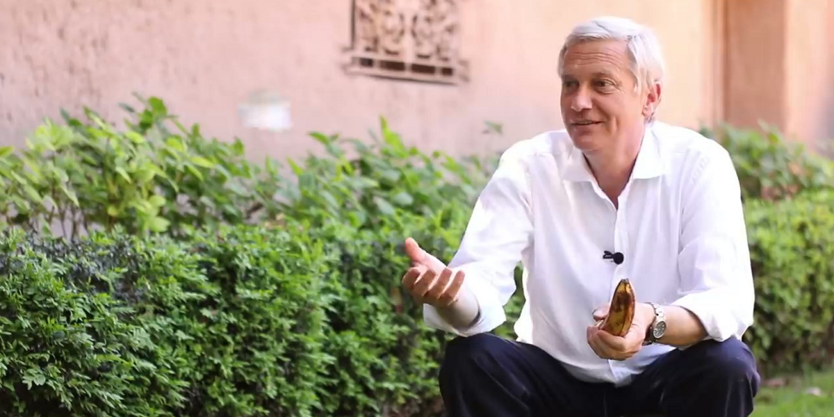 José Antonio Kast protagonizó hilarante entrevista: enseñó cómo ponerse un condón con un plátano