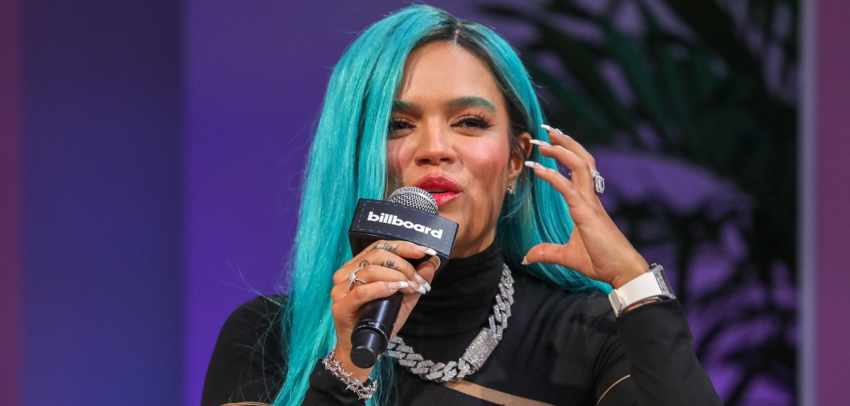 Karol G sufrió aparatosa caída por escaleras en pleno concierto: 