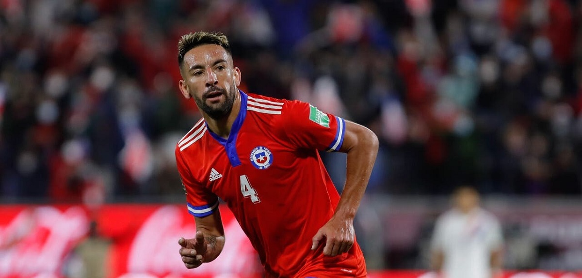 Alerta en la 'Roja': Mauricio Isla se pierde duelo con Paraguay tras ser declarado contacto estrecho