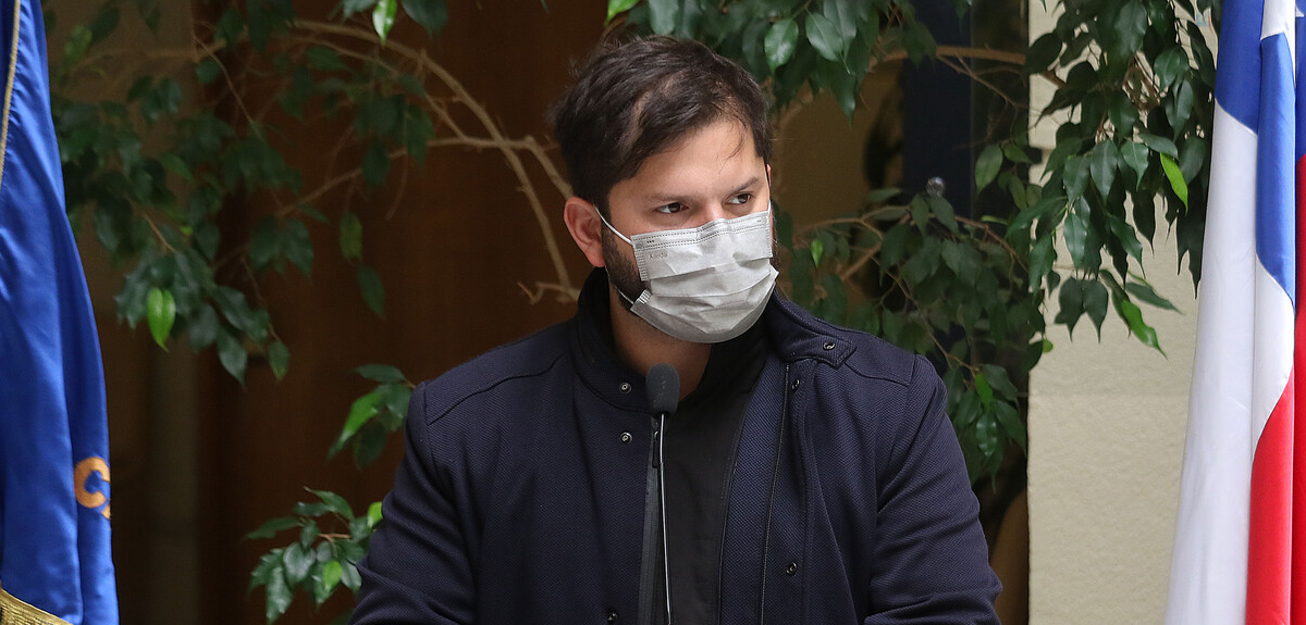 Médico dice que Boric tuvo principales síntomas el martes y que el domingo sólo presentó cansancio