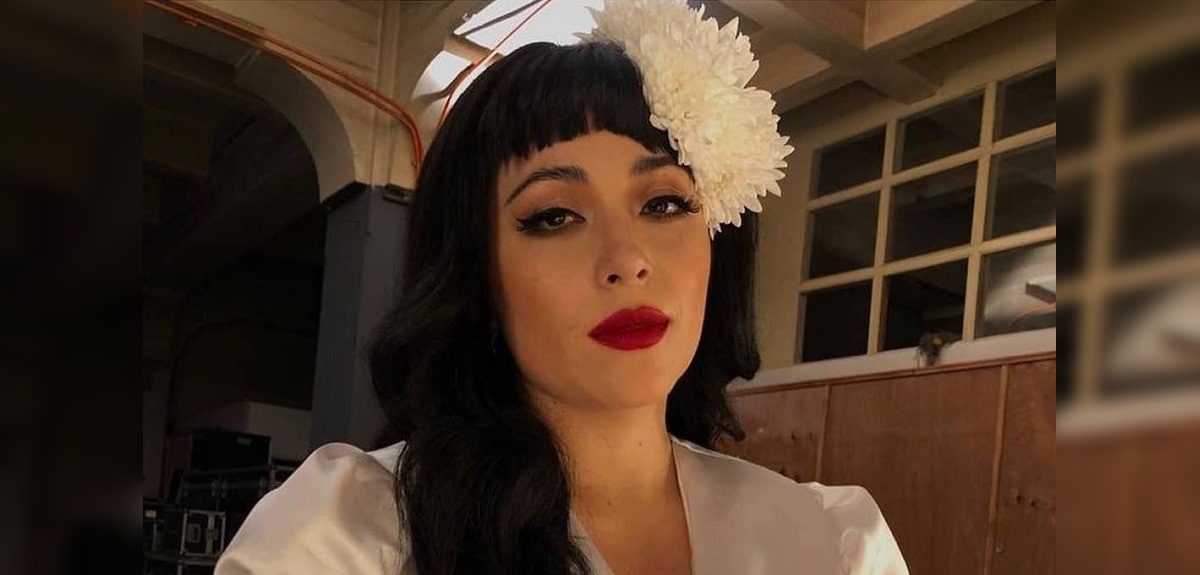 Doble de Mon Laferte expuso 