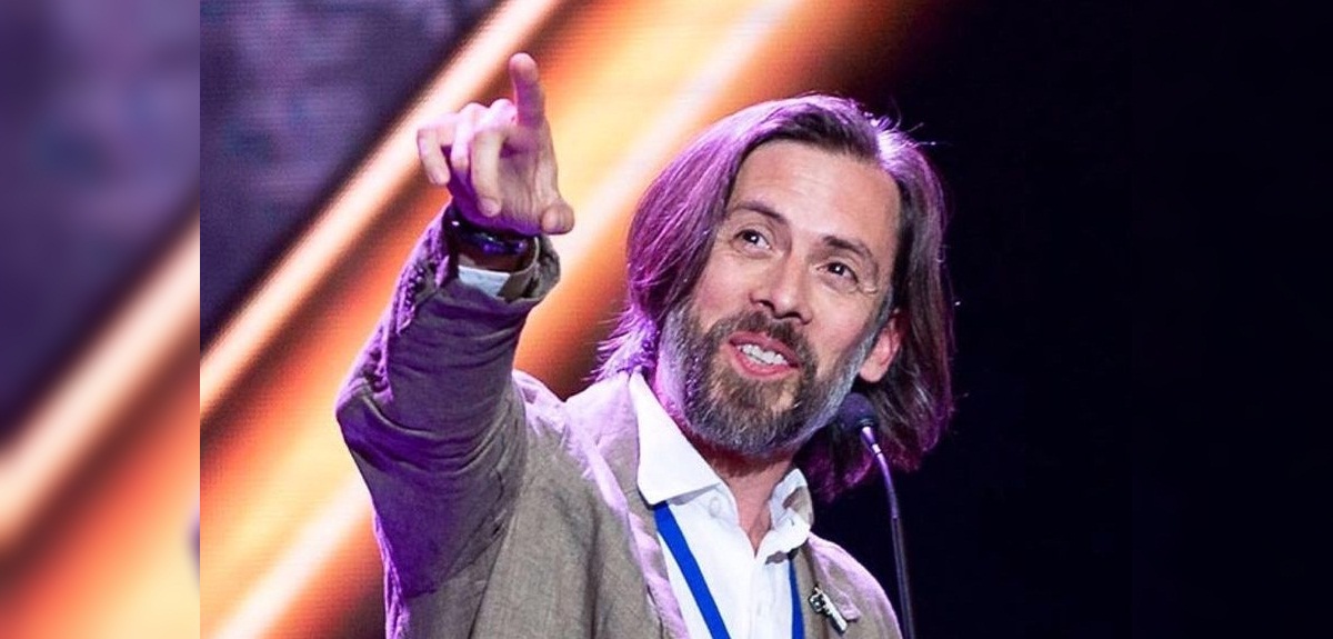 Antonia Zegers expuso radical cambio de look de Néstor Cantillana en lanzamiento de nuevo trabajo