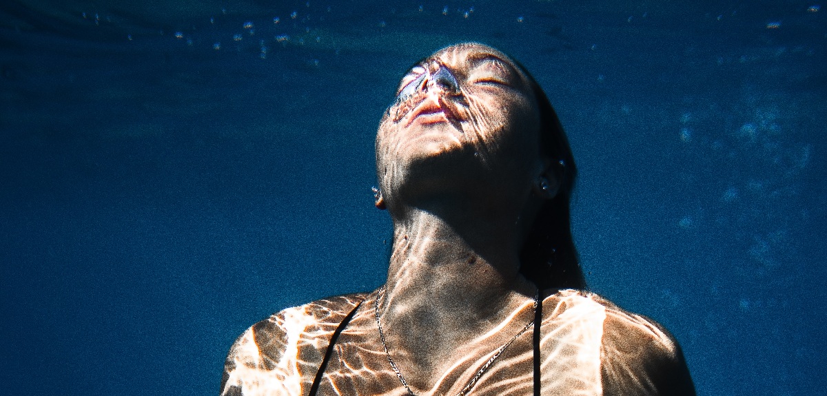 ¿Oídos tapados tras bañarte? El común (y peligroso) error que cometes para drenar el agua