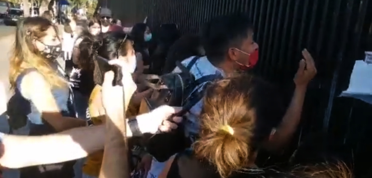 Vecinos de Puente Alto protestaron por cierre de local con personas esperando poder votar