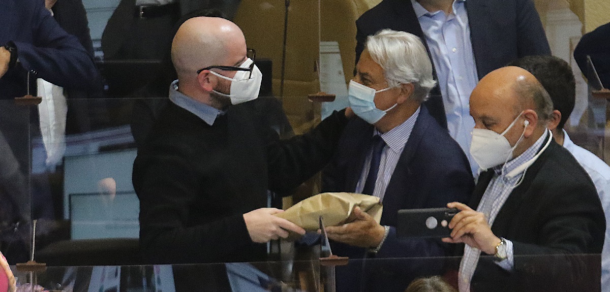 ¿Qué le regaló Giorgio Jackson al diputado Jaime Naranjo tras el término de su extensa intervención?