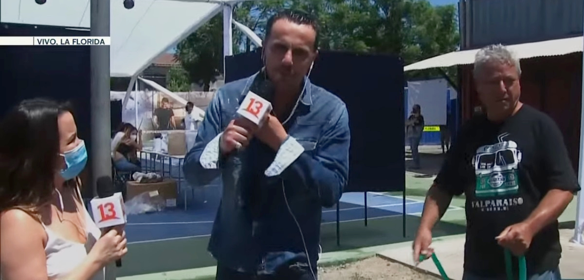 Vecino de La Florida ayudó a Sergio Lagos a capear el calor de la jornada electoral