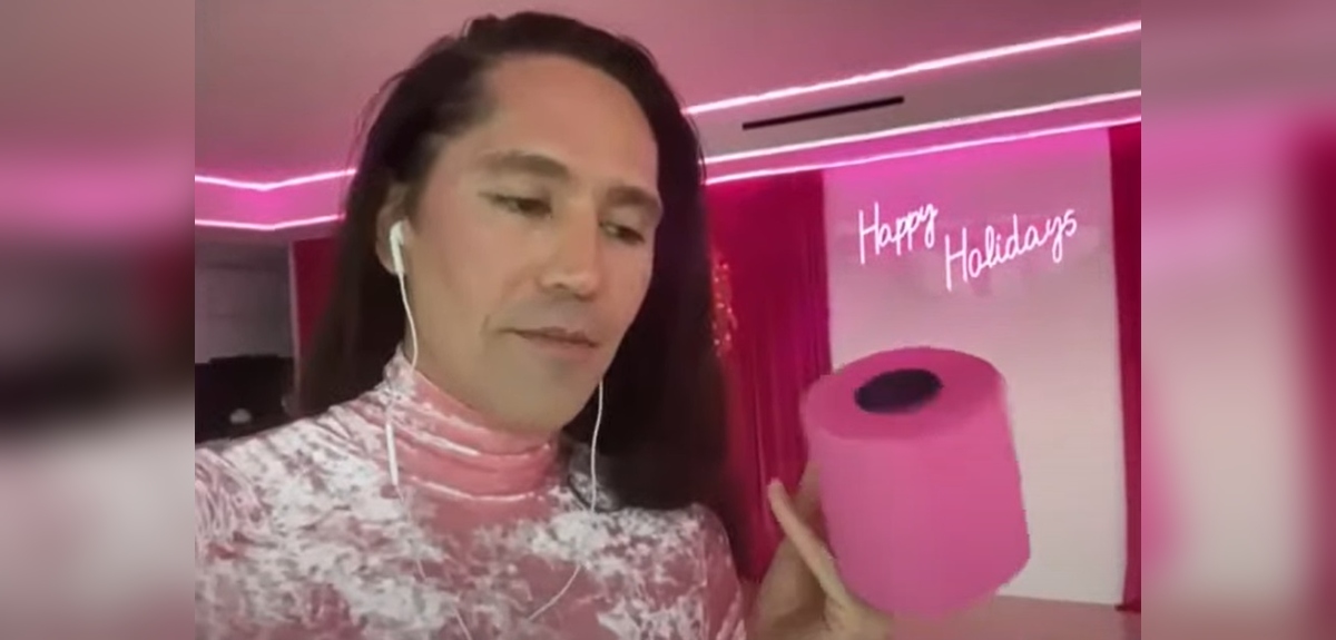 Di Mondo mostró curiosa decoración de su casa para fin de año: hasta el papel higiénico era rosado