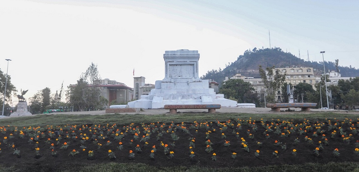 Adherentes de José Antonio Kast instalaron pasto y flores en una mitad de Plaza Baquedano