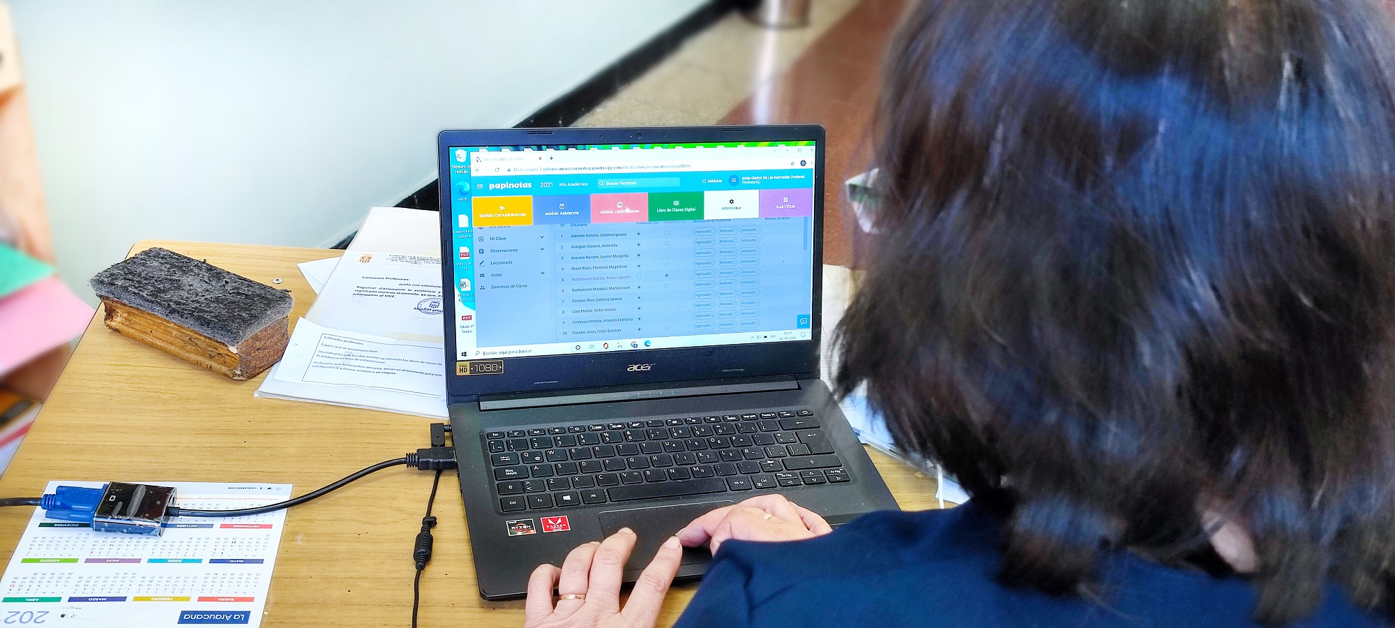 Colegios dicen adiós al icónico libro de clases papel: profesores ahorran entre 1 a 3 horas