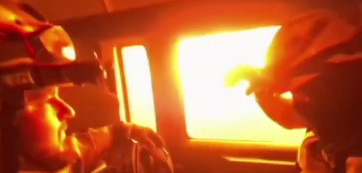 Video muestra cómo bomberos cruzan fuego de incendio de Quillón: imágenes son impactantes