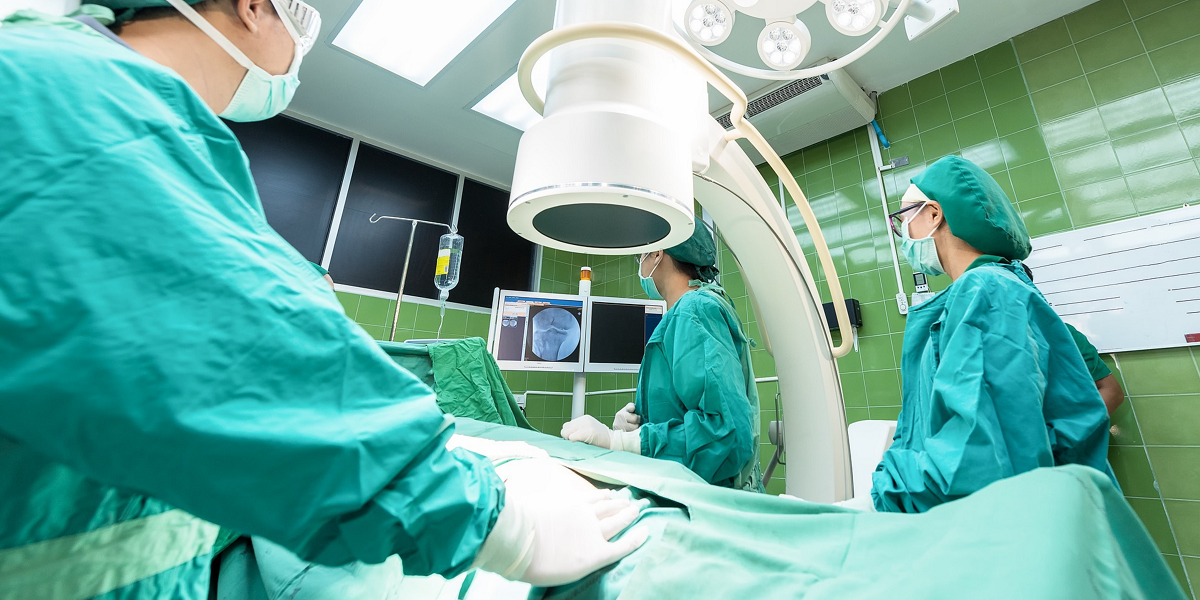 Cirujana es condenada tras grave negligencia: amputó la pierna equivocada de su paciente de 82 años