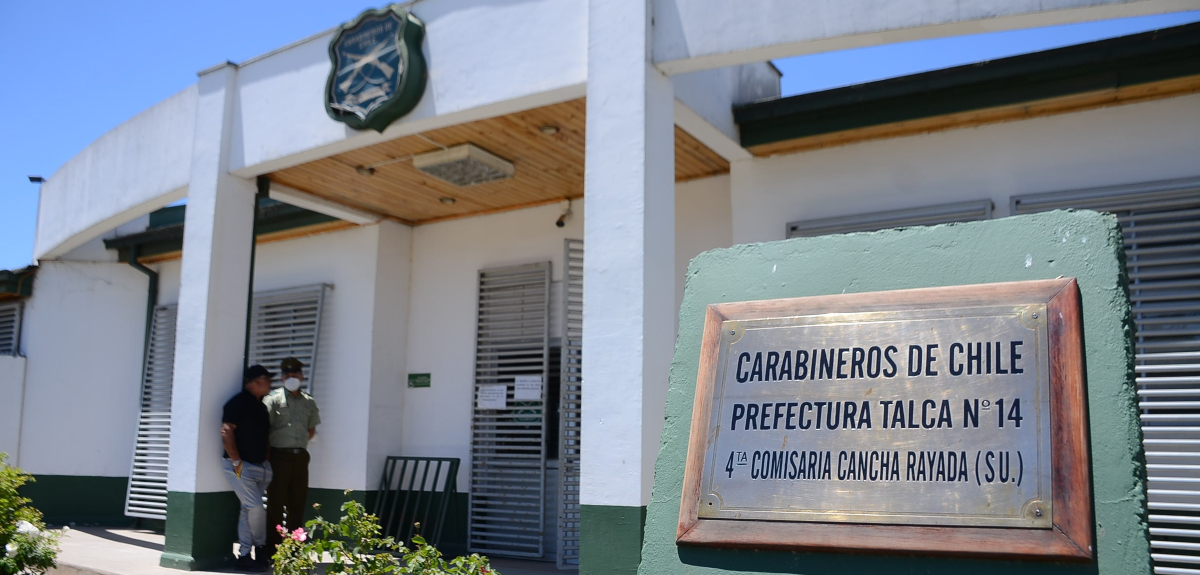 Hombre abandonó a su hija de un año en comisaría de Talca: huyó dejándola en el coche