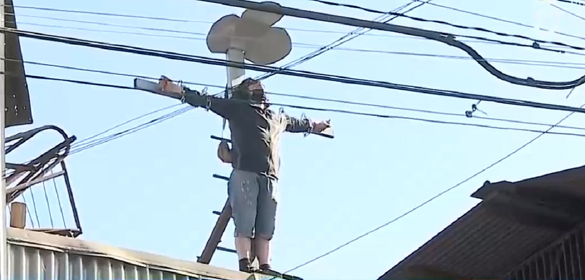 Hombre se crucificó para protestar por propiedad que le habrían quitado a su padre en Quinta Normal