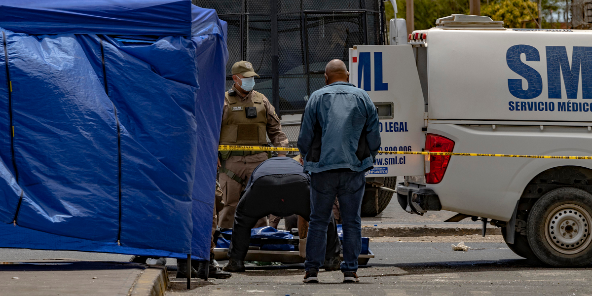 Hombre murió calcinado en una cámara subterránea donde vivía: se investiga participación de terceros