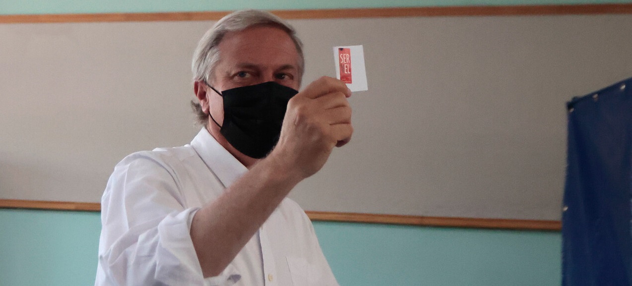 Tomó un micrófono y bromeó con CQC: así fue la llegada de Kast a su local de votación