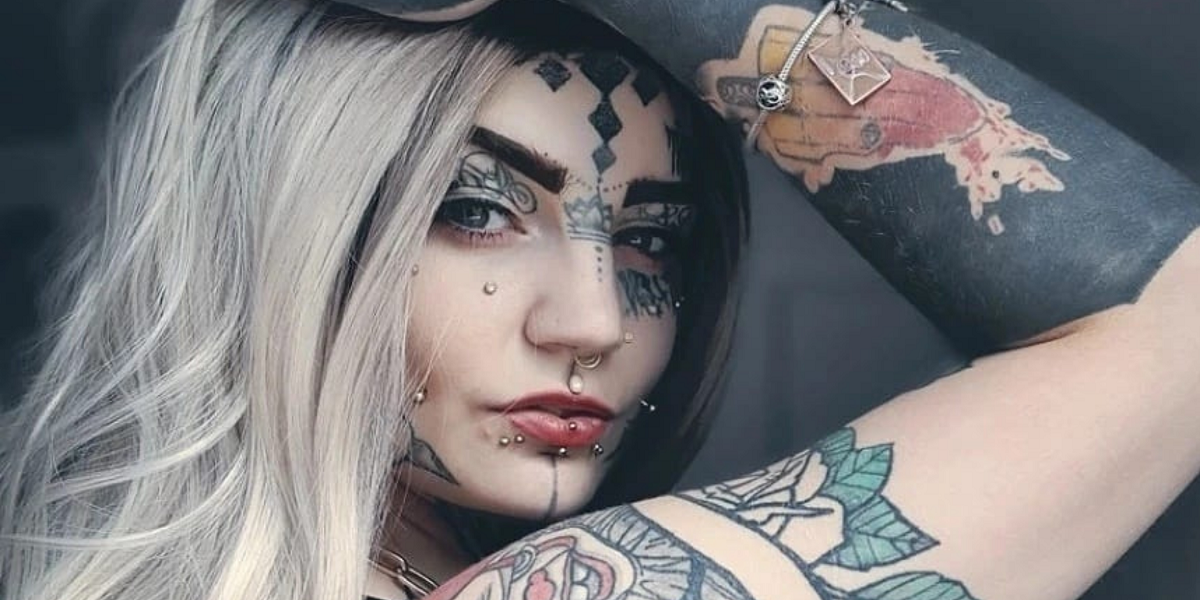 Joven madre acusó discriminación en el colegio de sus hijos por tatuajes: “Algunos cruzan la calle”