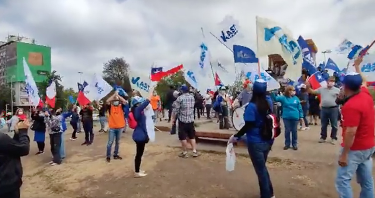Violento enfrentamiento entre adherentes de Kast y Boric en Plaza Italia: debió actuar Carabineros