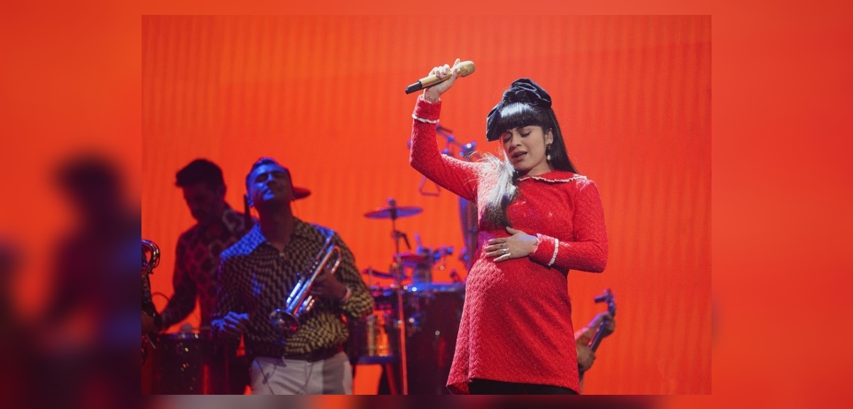 Mon Laferte sufrió inconveniente antes de subirse a escenario en México: 