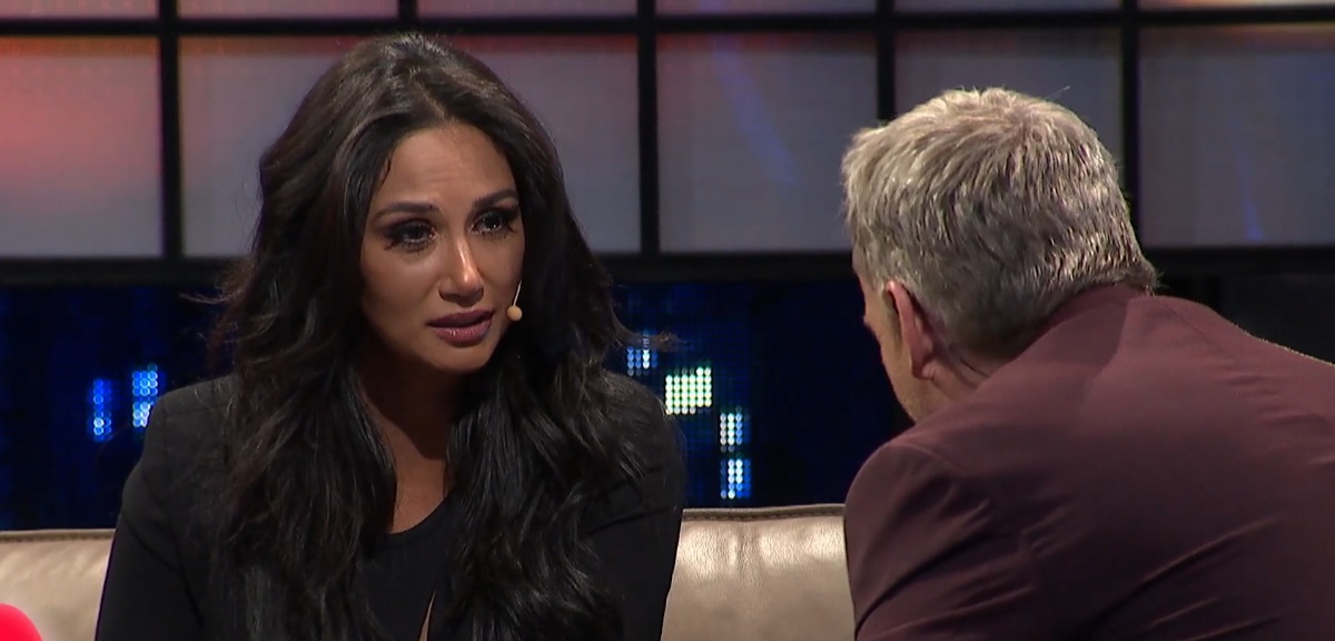 Pamela Díaz bromeó a Martín Cárcamo por regalo en 'De tú a tú': lo comparó con collage de Bosé