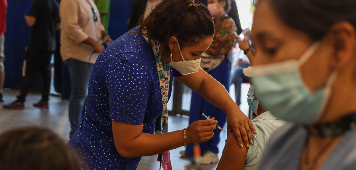 Confirman el primer caso de variante ómicron en la región Metropolitana