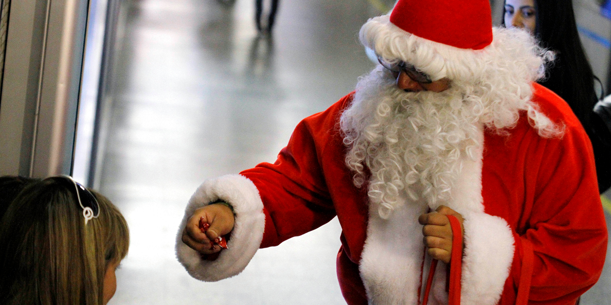 Por sacarse fotos con clientes: expulsan a Viejito Pascuero  de centro comercial en Chicureo