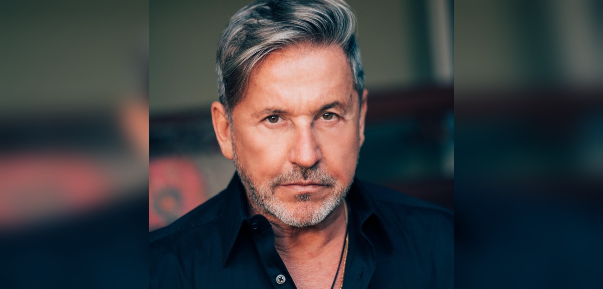Ricardo Montaner respondió duramente a psicóloga que lo criticó por besar a su hijo en la boca