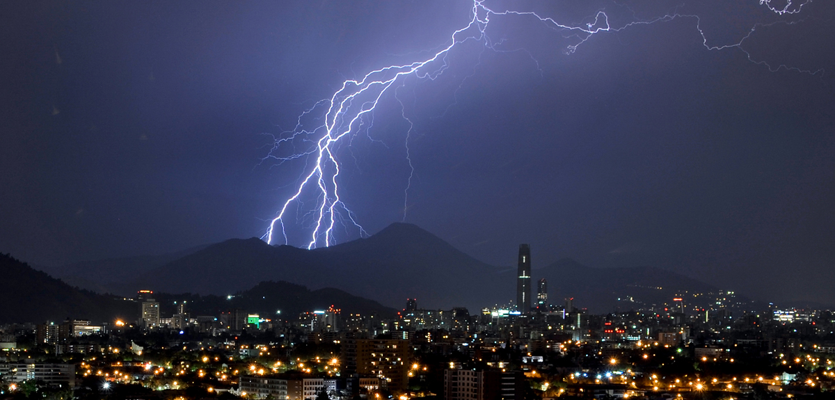 Meteorología emitió aviso de tormentas eléctricas para 8 regiones del país