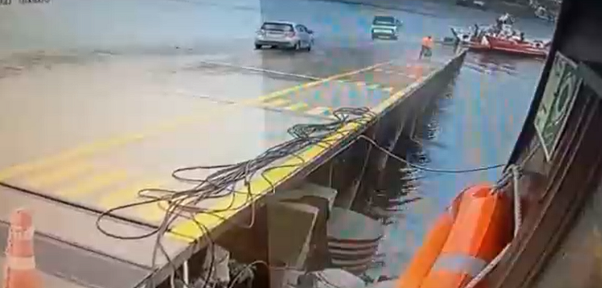 Bus cae al mar al intentar abordar una barcaza en Calbuco: testigo logró captar el momento