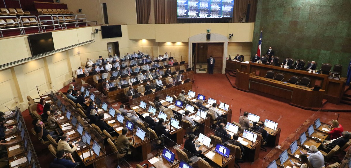 Confirman que hay dos parlamentarios contagiados de COVID: diputada no tendría esquema de vacunación