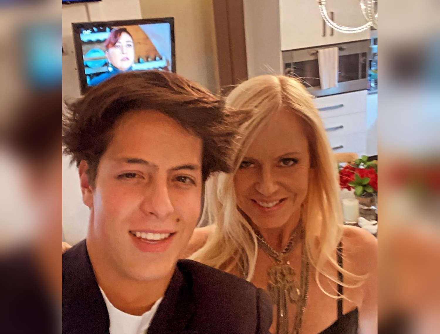 Cecilia Bolocco mostró su prendido festejo en Año Nuevo: Máximo estuvo a cargo de abrir la champaña