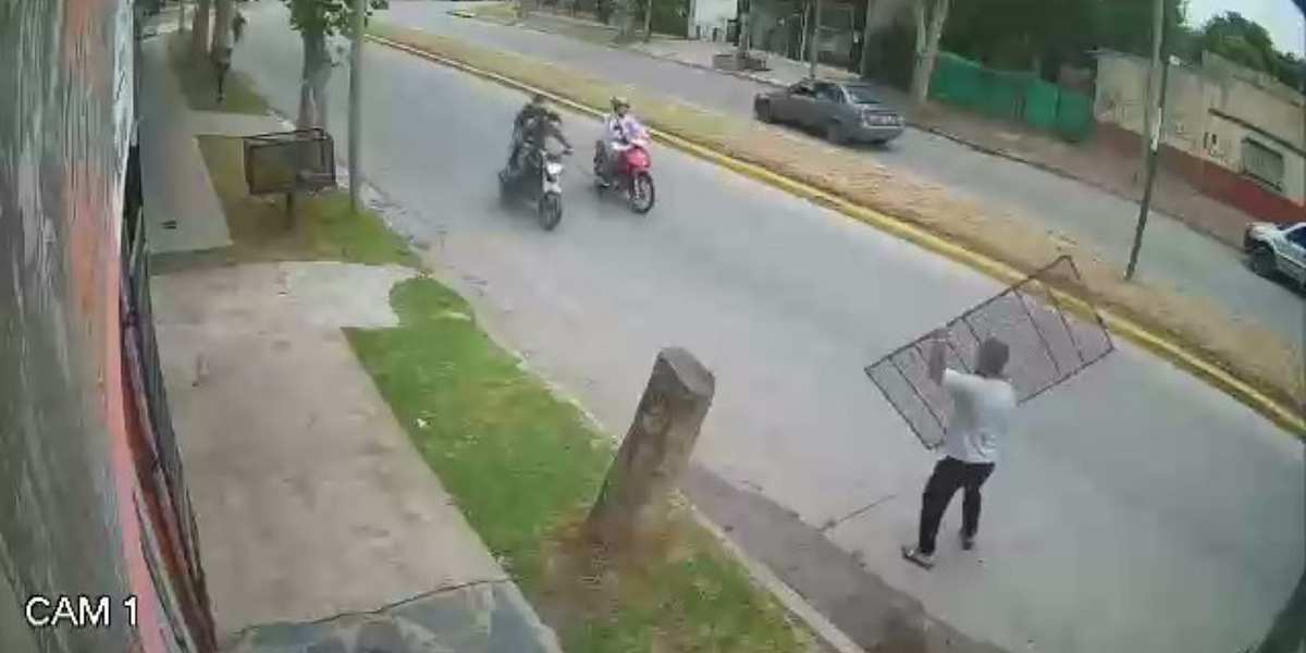 Video captó el momento exacto en que comerciante frustró robo tirando una reja a dos ‘motochorros’