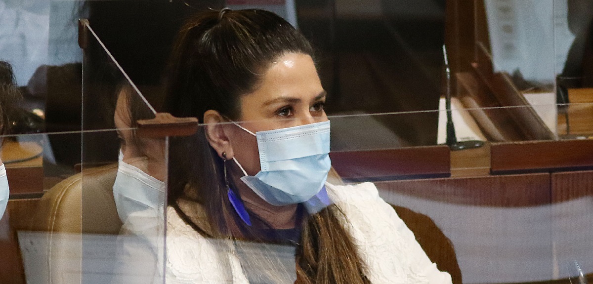 Diputada Jenny Álvarez alzó la voz ante críticas por no estar inoculada: 