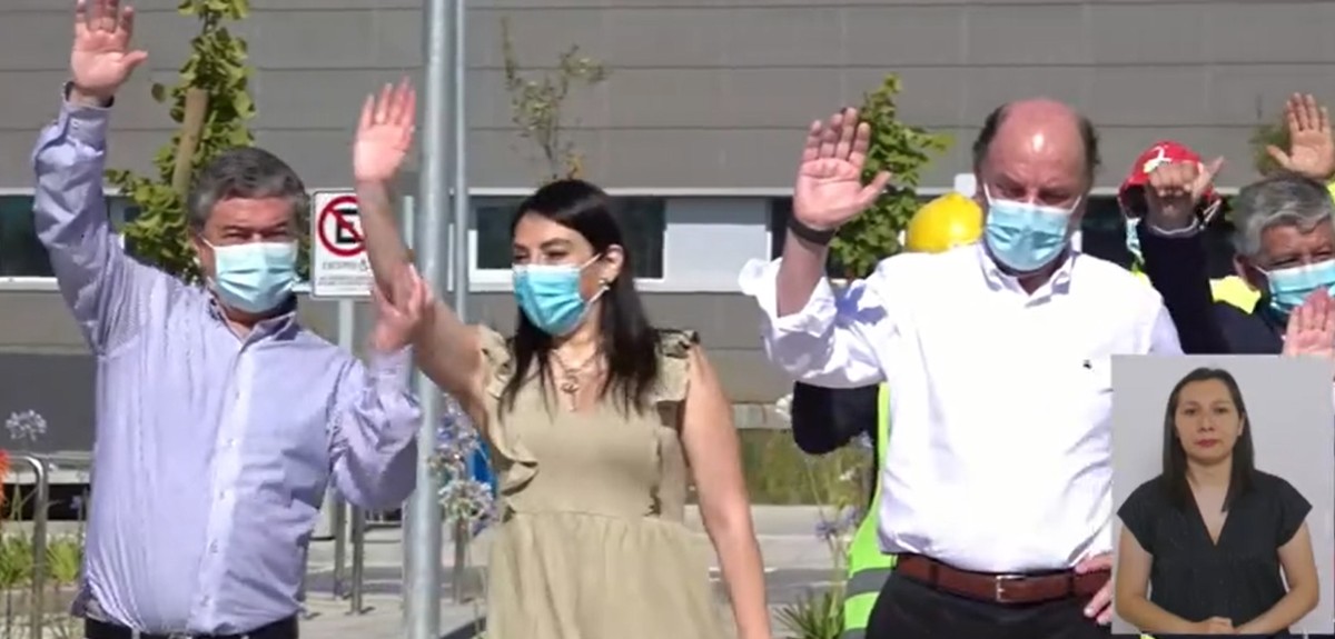 El tironeo de Juan Antonio Coloma a Cristina Bravo que provocó críticas en redes: “Es impresentable”