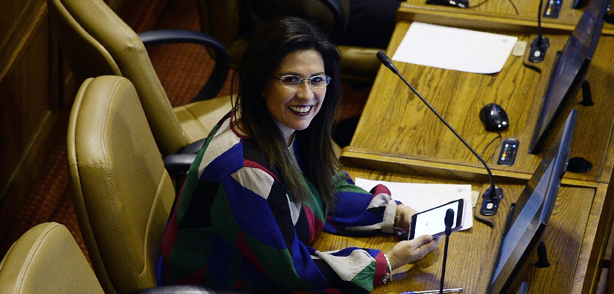 Polémica por contagio de diputada Jenny Álvarez: no se ha vacunado y ha sido criticada por colegas