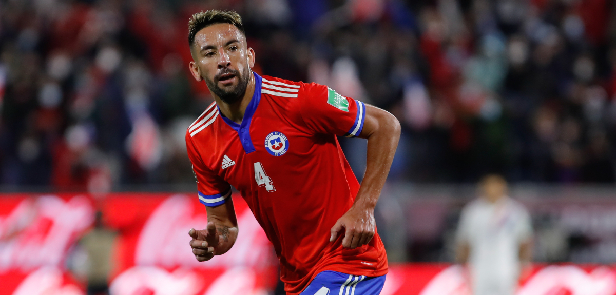 Mauricio Isla entre los tres jugadores de La Roja que quedan fuera de próximos partidos por COVID