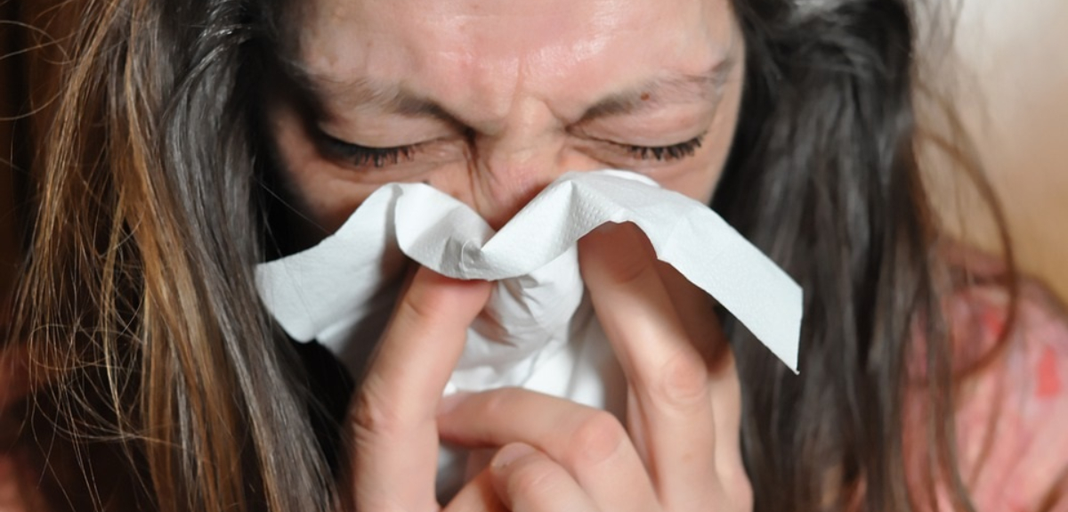 Minsal advirtió los 10 síntomas que presentarían personas contagiadas con variante ómicron